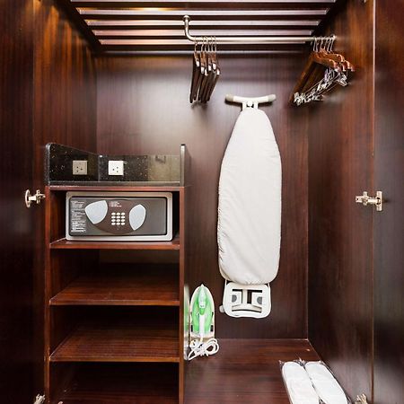 Radisson Blu Coimbatore Exteriör bild A hotel room wardrobe with a safe