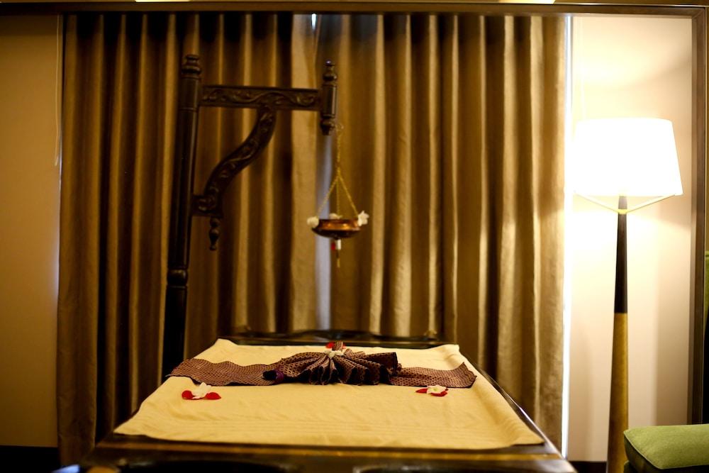 Radisson Blu Coimbatore Exteriör bild A massage table