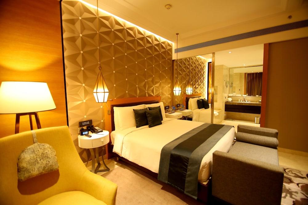 Radisson Blu Coimbatore Exteriör bild A suite at the hotel