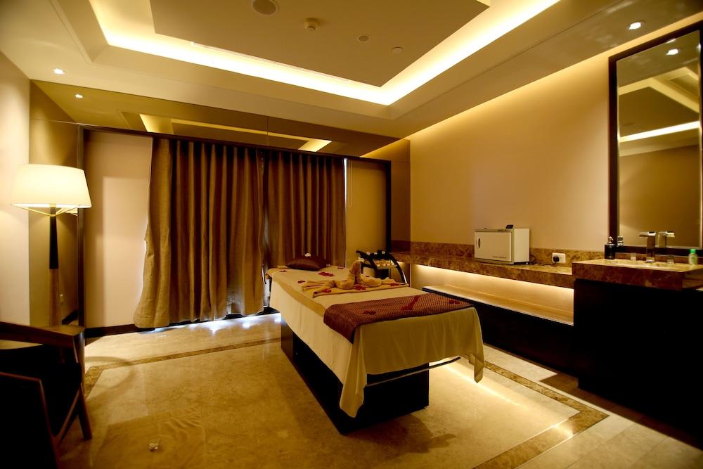 Radisson Blu Coimbatore Exteriör bild A spa treatment room