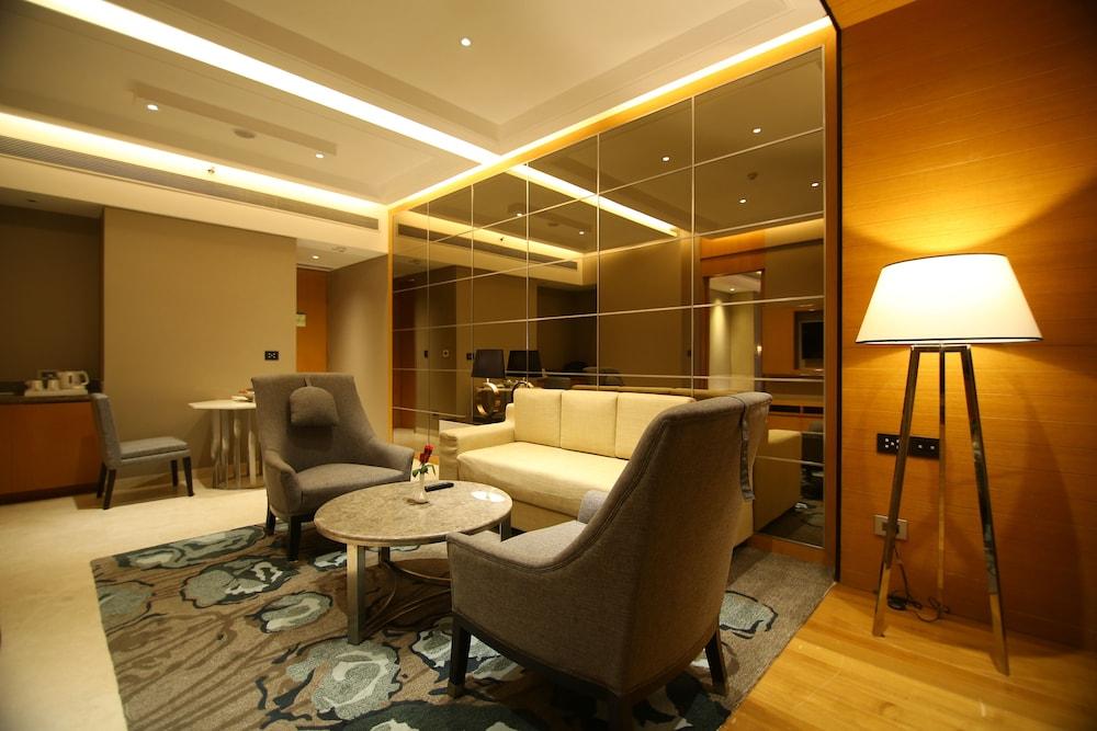 Radisson Blu Coimbatore Exteriör bild The interior of a suite at the hotel