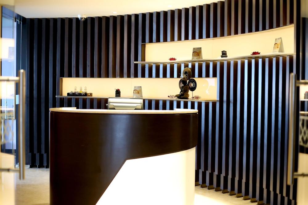 Radisson Blu Coimbatore Exteriör bild The reception desk at the hotel