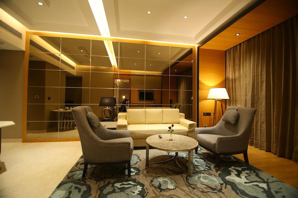 Radisson Blu Coimbatore Exteriör bild A suite at the hotel