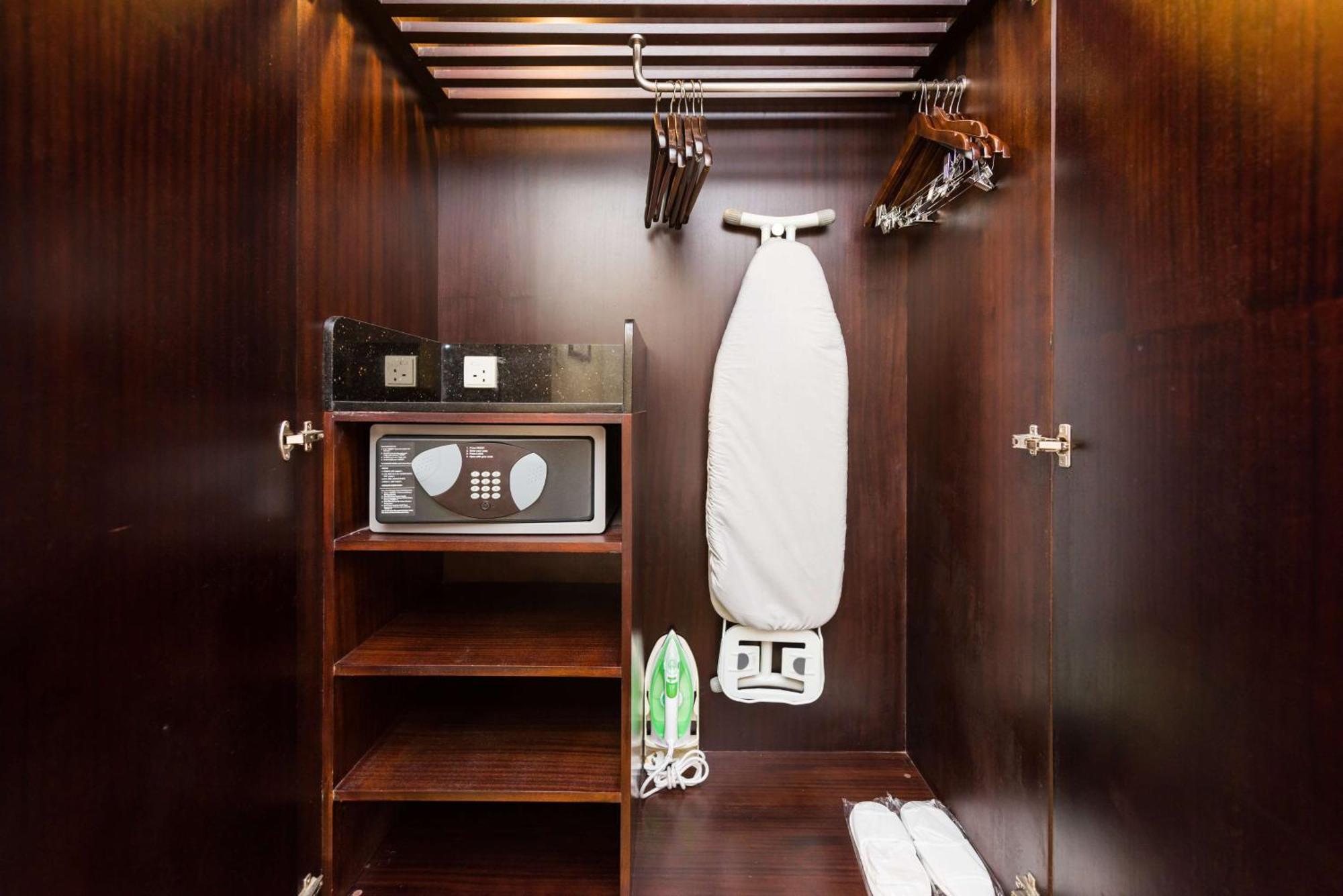 Radisson Blu Coimbatore Exteriör bild A hotel room wardrobe with a safe