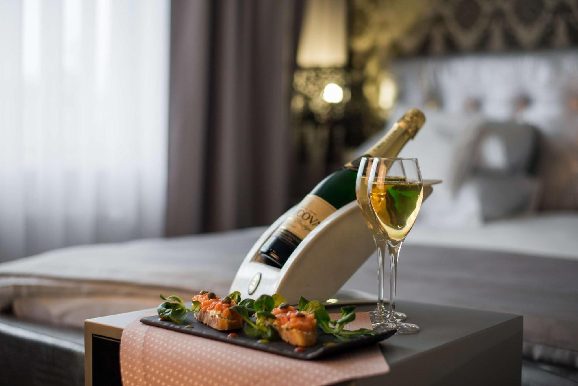 Radisson Blu Coimbatore Exteriör bild A bottle of champagne