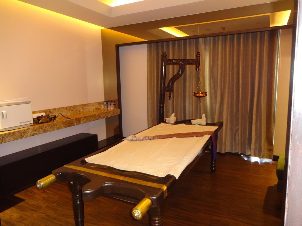 Radisson Blu Coimbatore Exteriör bild Ayurvedic massage table