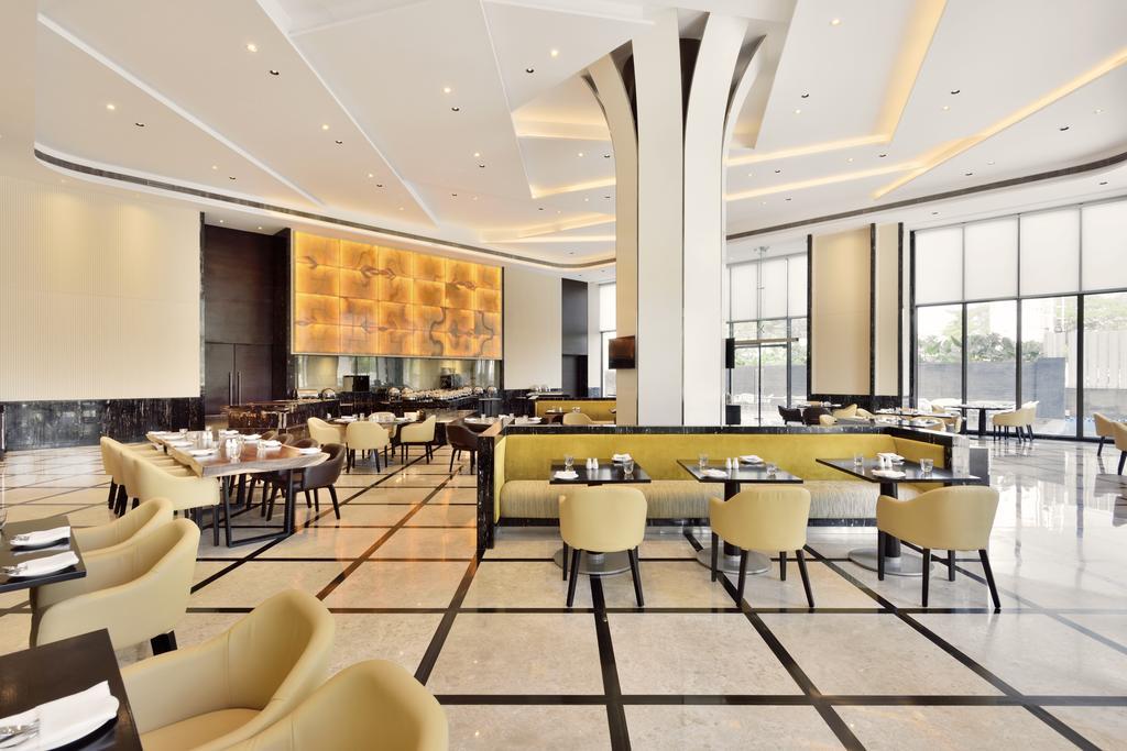 Radisson Blu Coimbatore Exteriör bild The restaurant