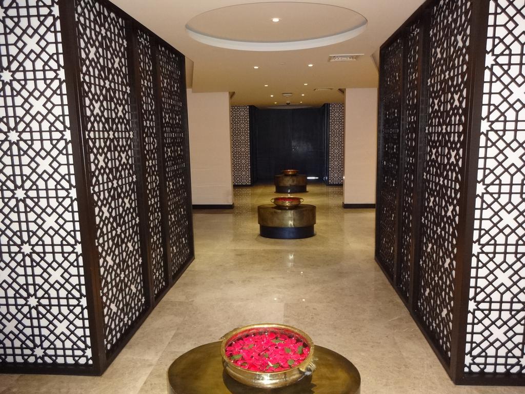 Radisson Blu Coimbatore Exteriör bild Interior of the hotel
