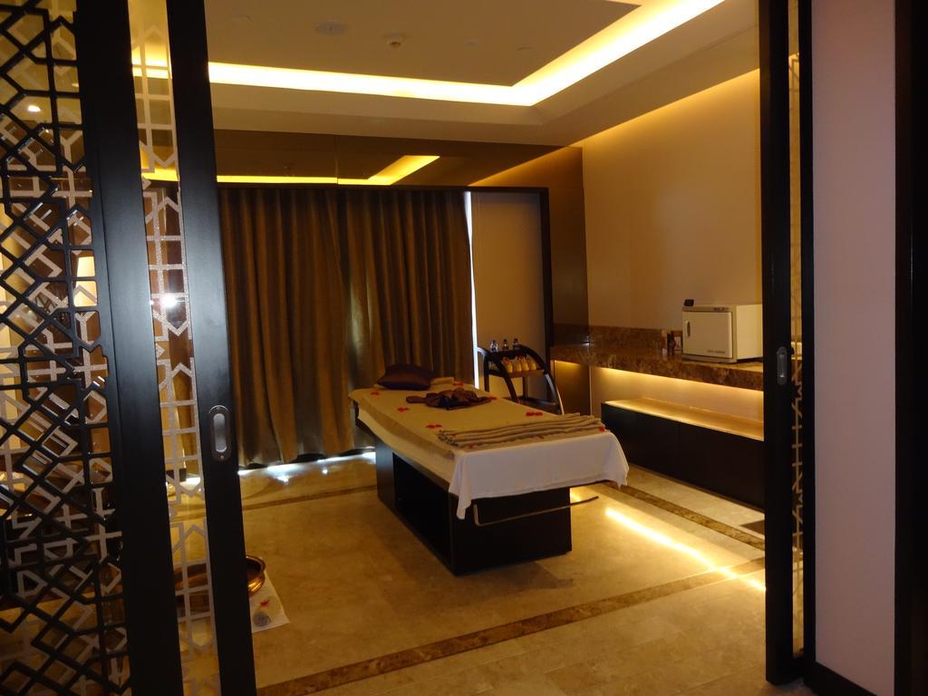 Radisson Blu Coimbatore Exteriör bild A spa treatment room