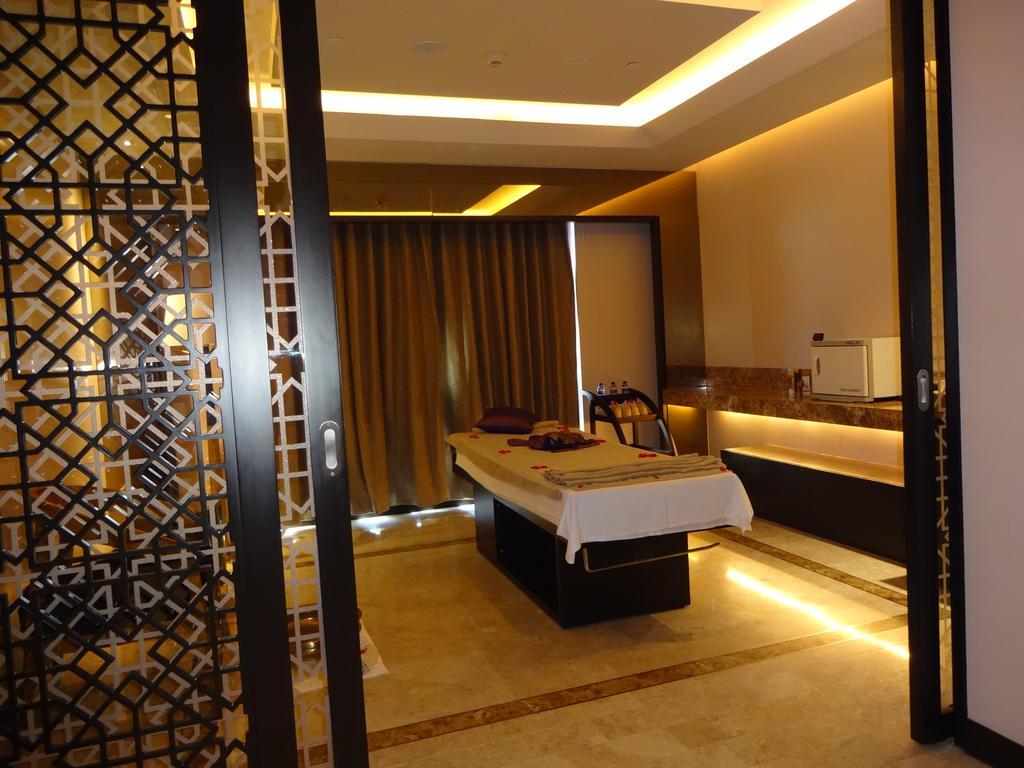Radisson Blu Coimbatore Exteriör bild A spa treatment room