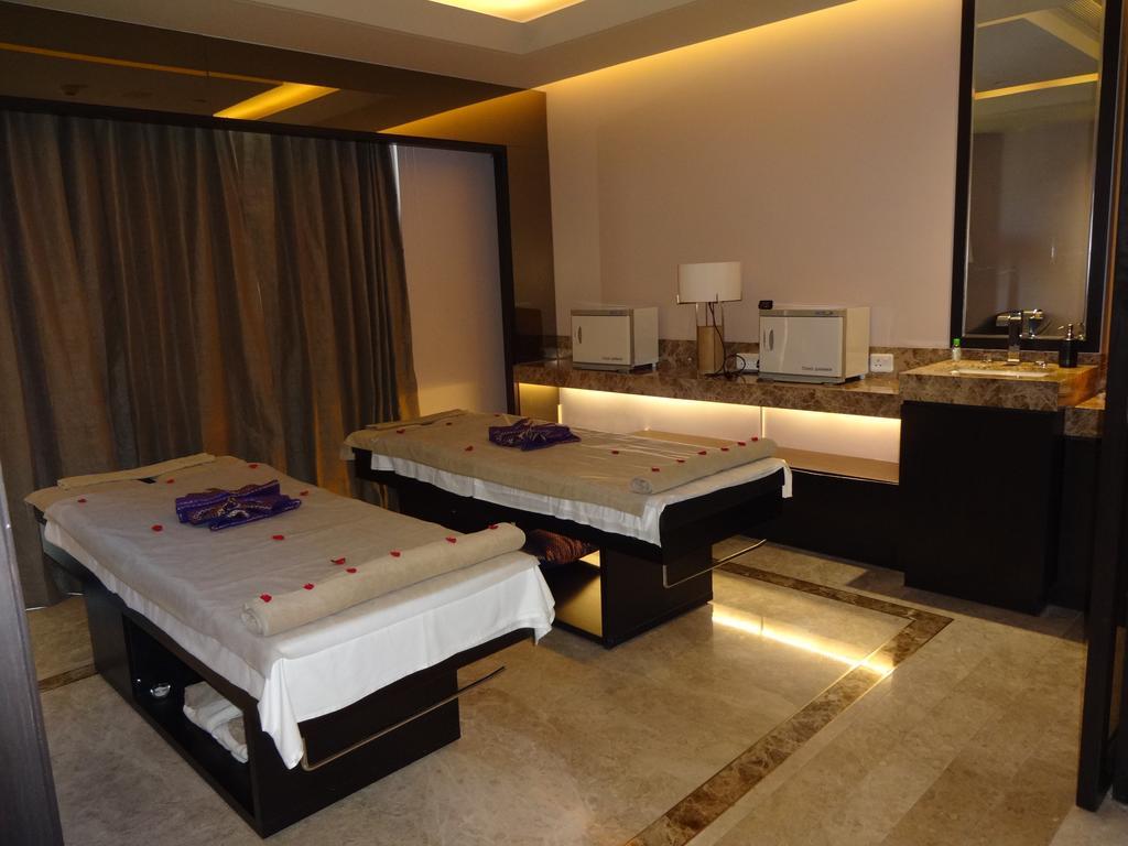Radisson Blu Coimbatore Exteriör bild A spa treatment room