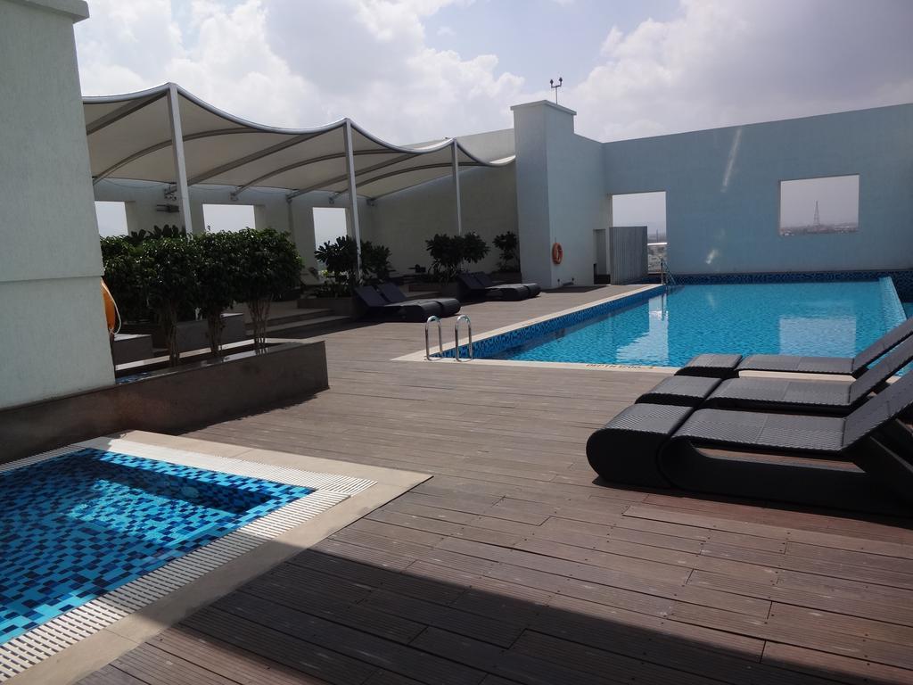 Radisson Blu Coimbatore Exteriör bild Rooftop pool at the hotel