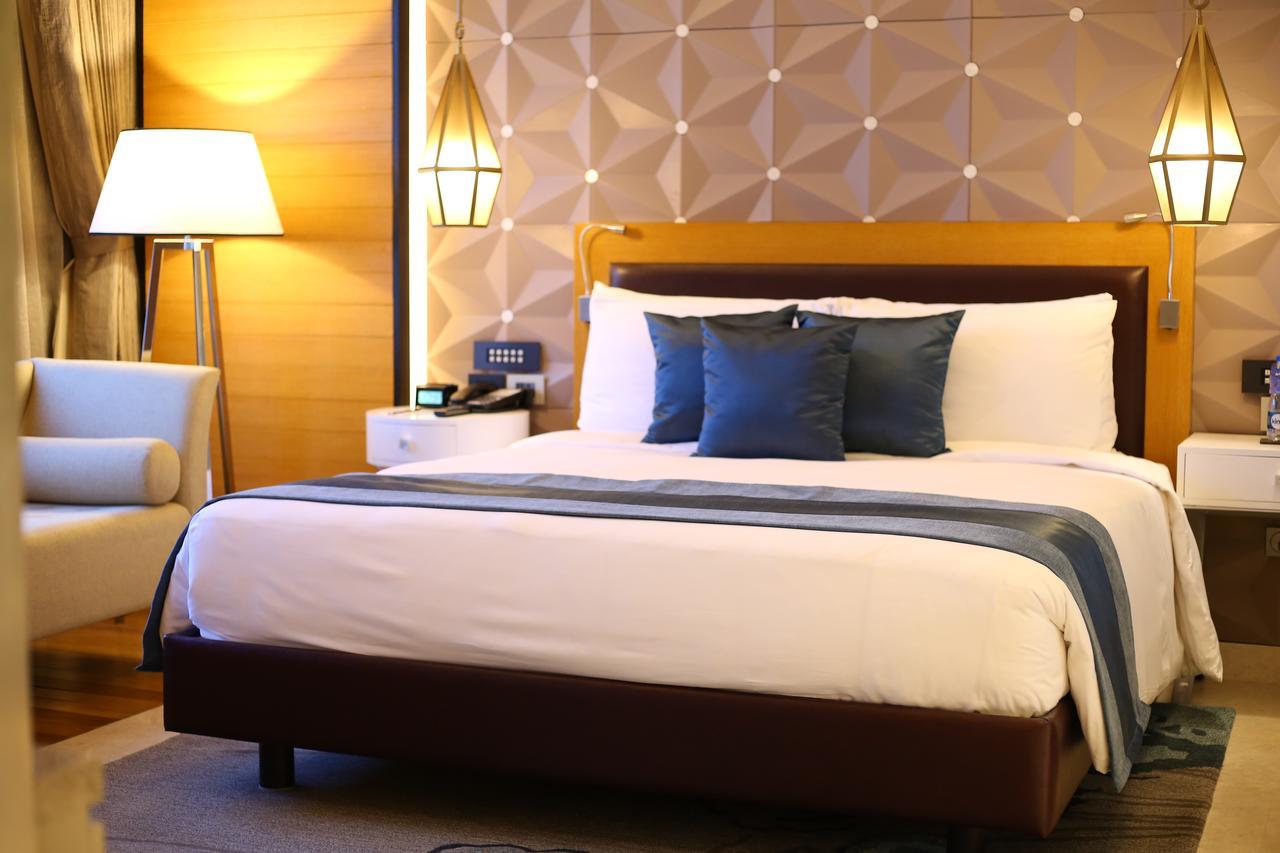 Radisson Blu Coimbatore Exteriör bild A bed in a hotel room