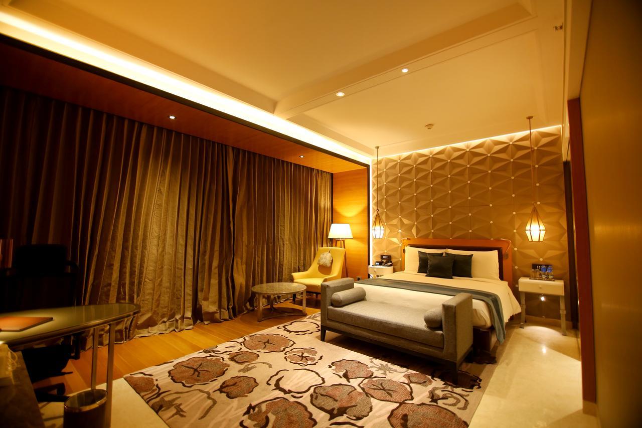 Radisson Blu Coimbatore Exteriör bild A bedroom at the hotel