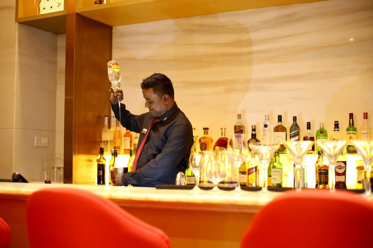 Radisson Blu Coimbatore Exteriör bild A bartender at work