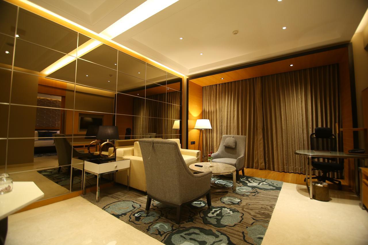 Radisson Blu Coimbatore Exteriör bild A suite at the hotel