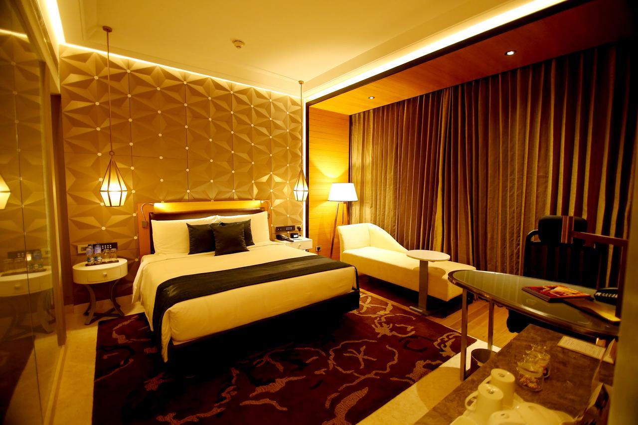 Radisson Blu Coimbatore Exteriör bild A room at the hotel