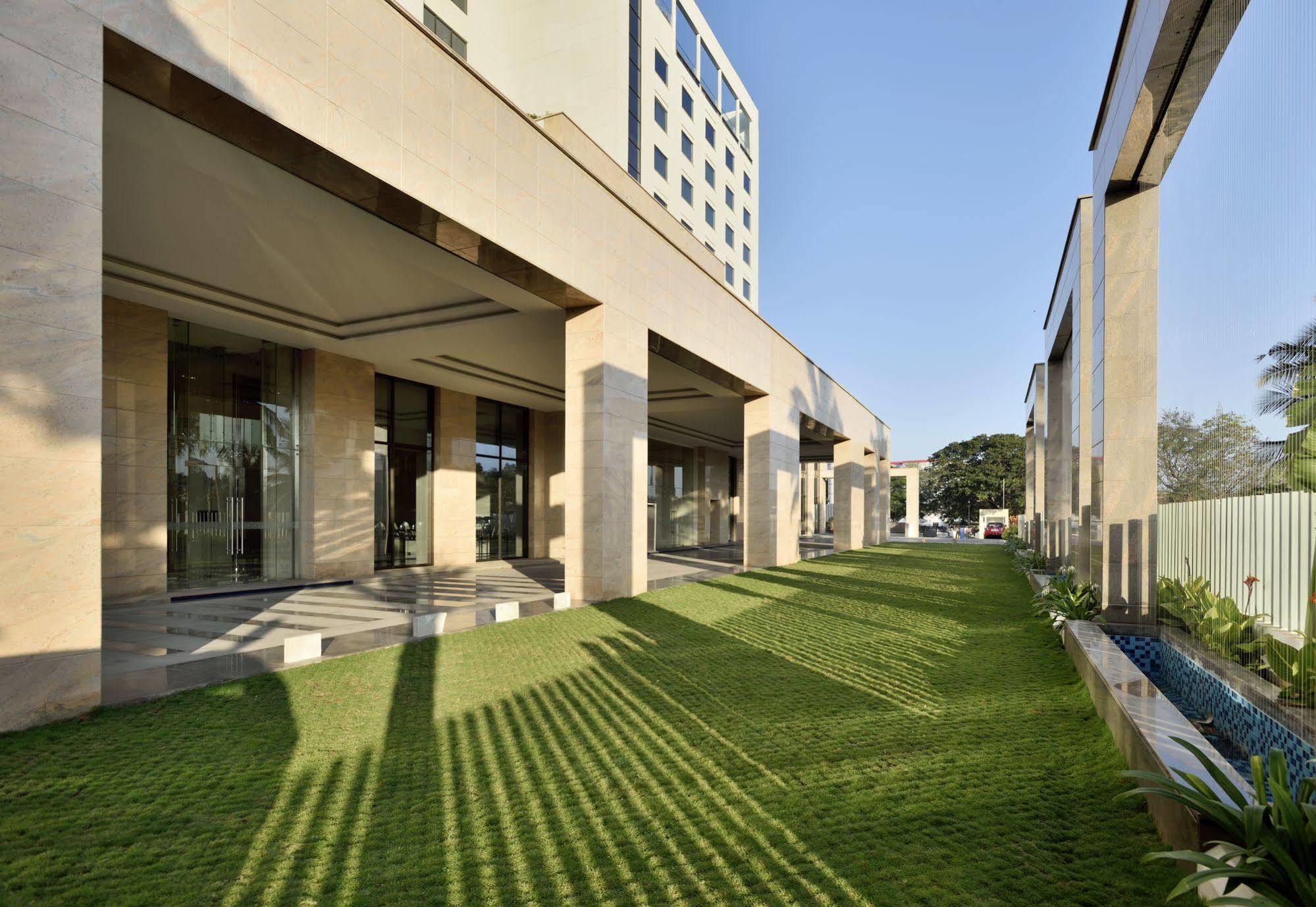 Radisson Blu Coimbatore Exteriör bild The University of Nicosia