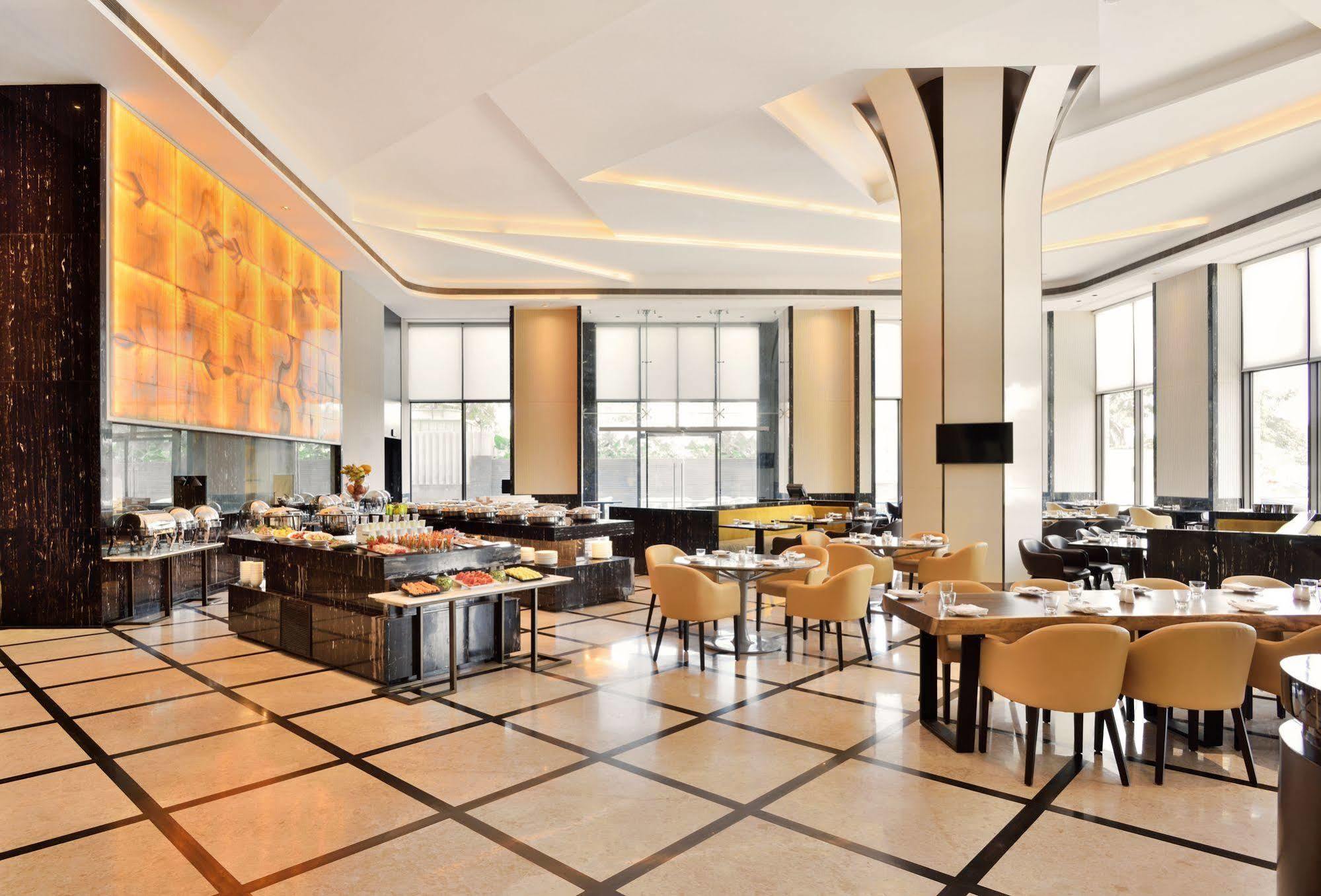 Radisson Blu Coimbatore Exteriör bild The restaurant
