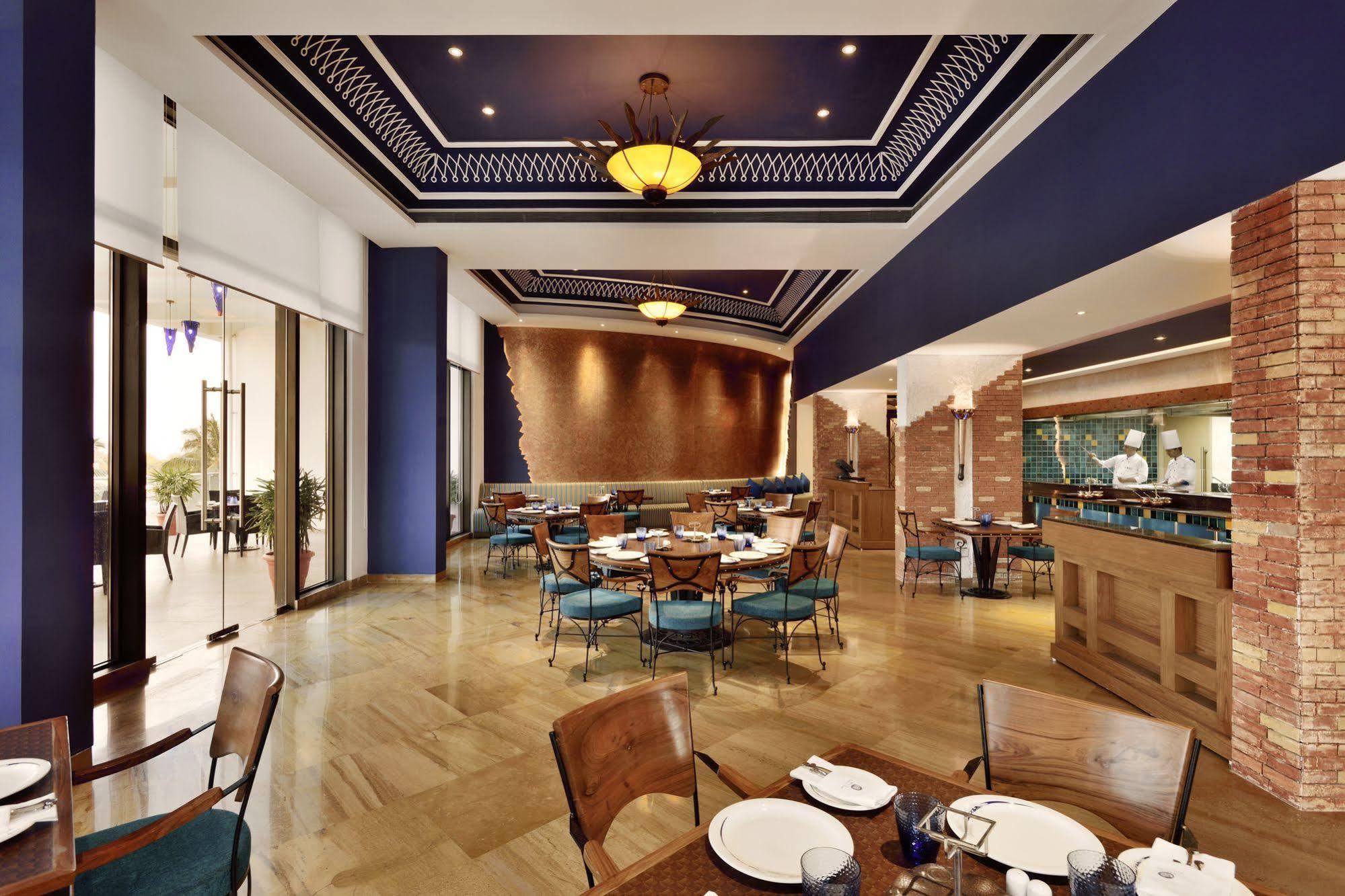 Radisson Blu Coimbatore Exteriör bild The restaurant