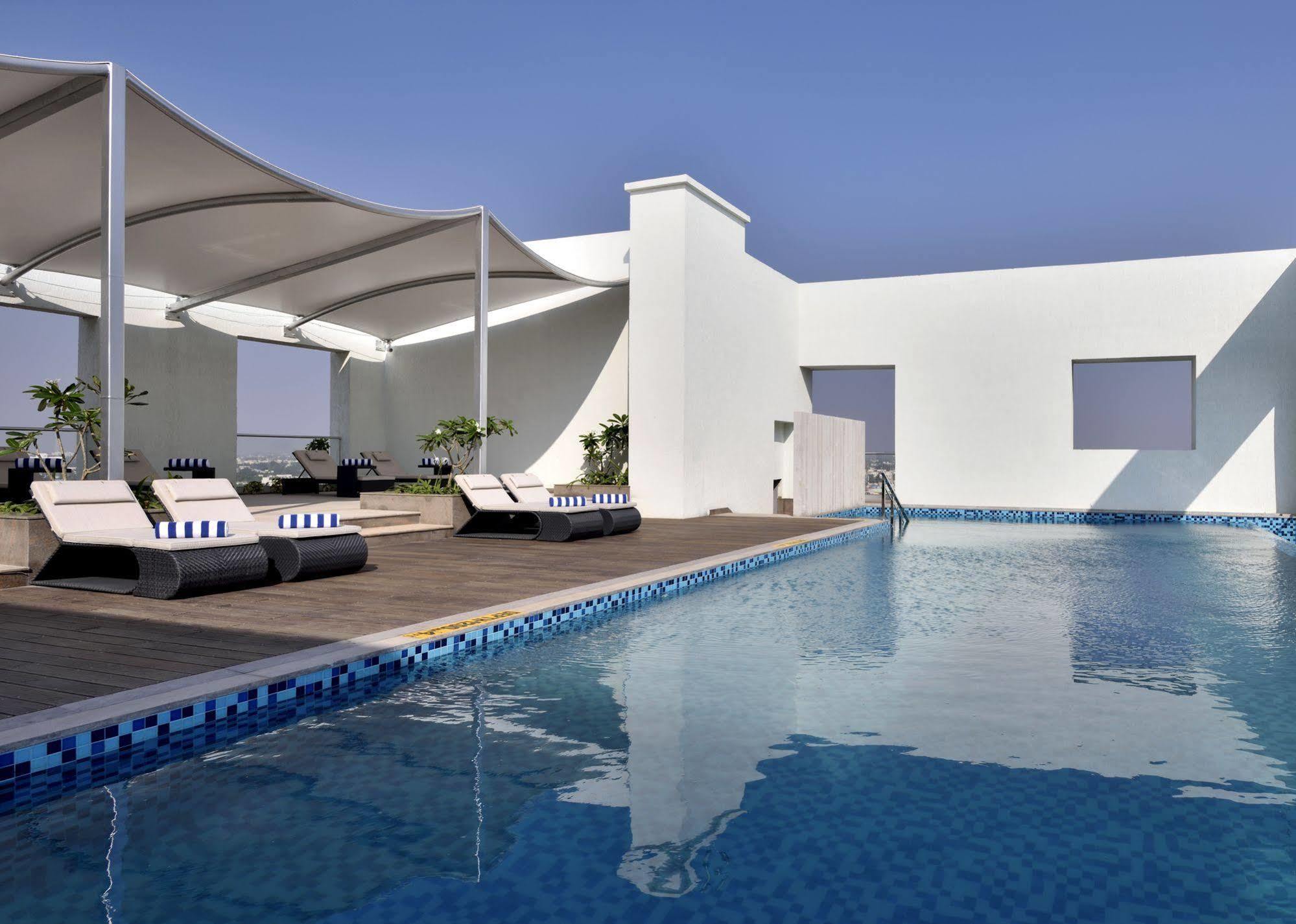 Radisson Blu Coimbatore Exteriör bild The swimming pool at the hotel