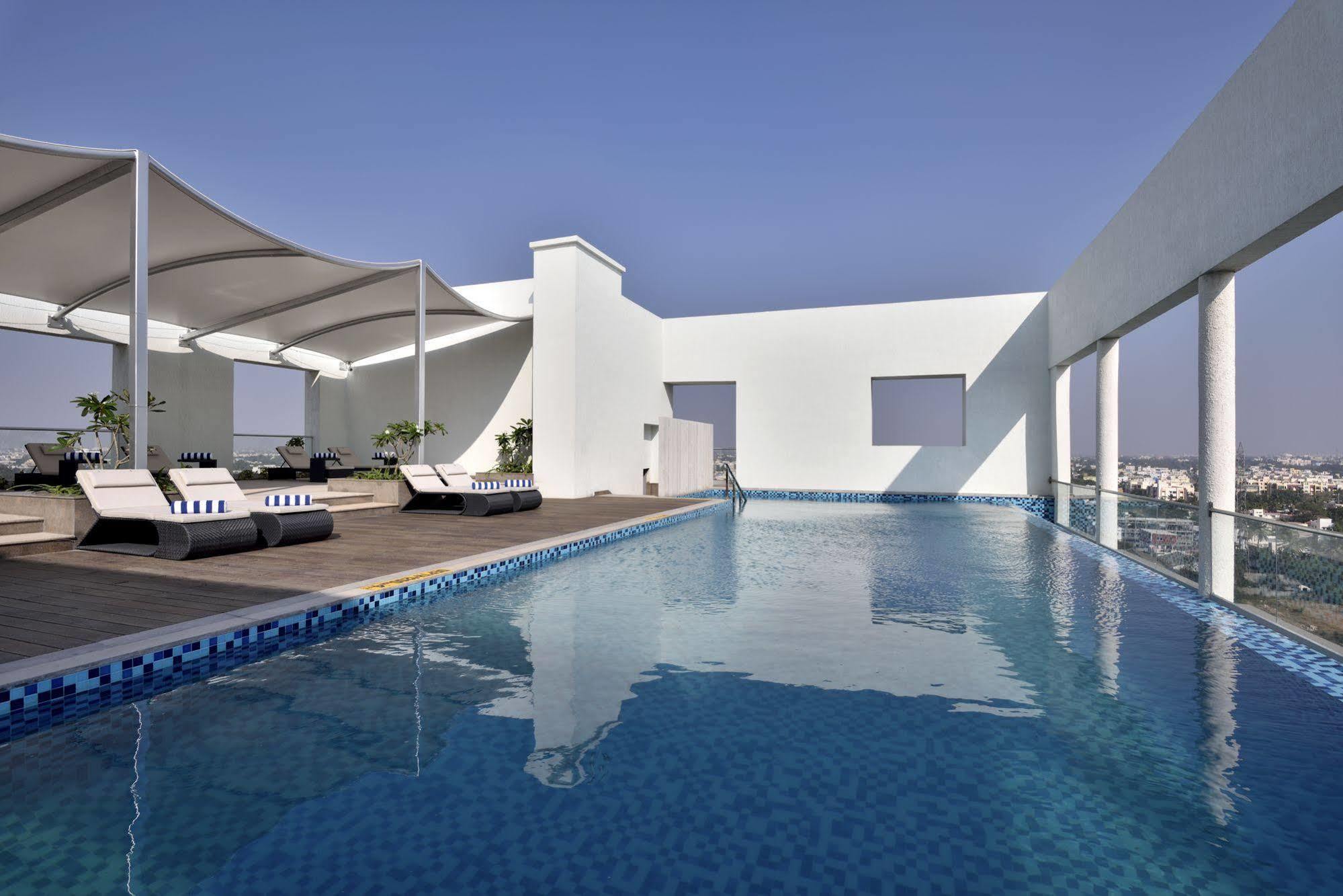 Radisson Blu Coimbatore Exteriör bild Rooftop pool at the Park, Hyderabad